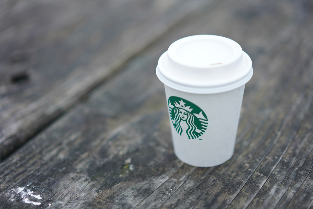Starbucks : bientôt la fin des gobelets avec ton prénom pour  l'environnement