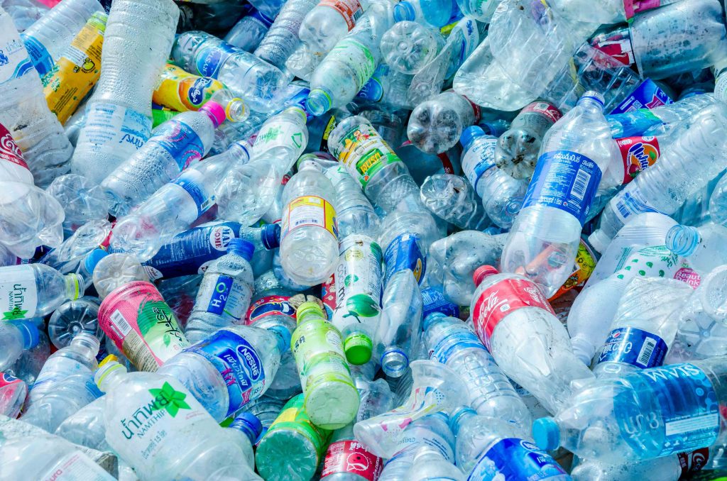 Coca-Cola dévoile une bouteille fabriquée avec le plastique recyclé de  l'océan