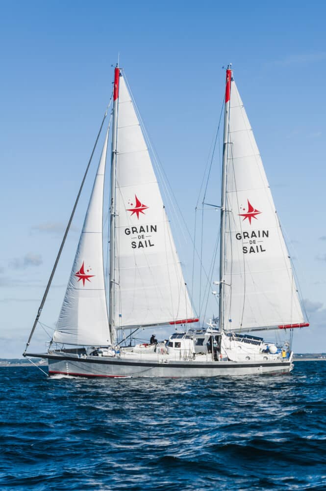 le-voilier-cargo-grain-de-sail-transporte-caf-et-chocolat-travers-l