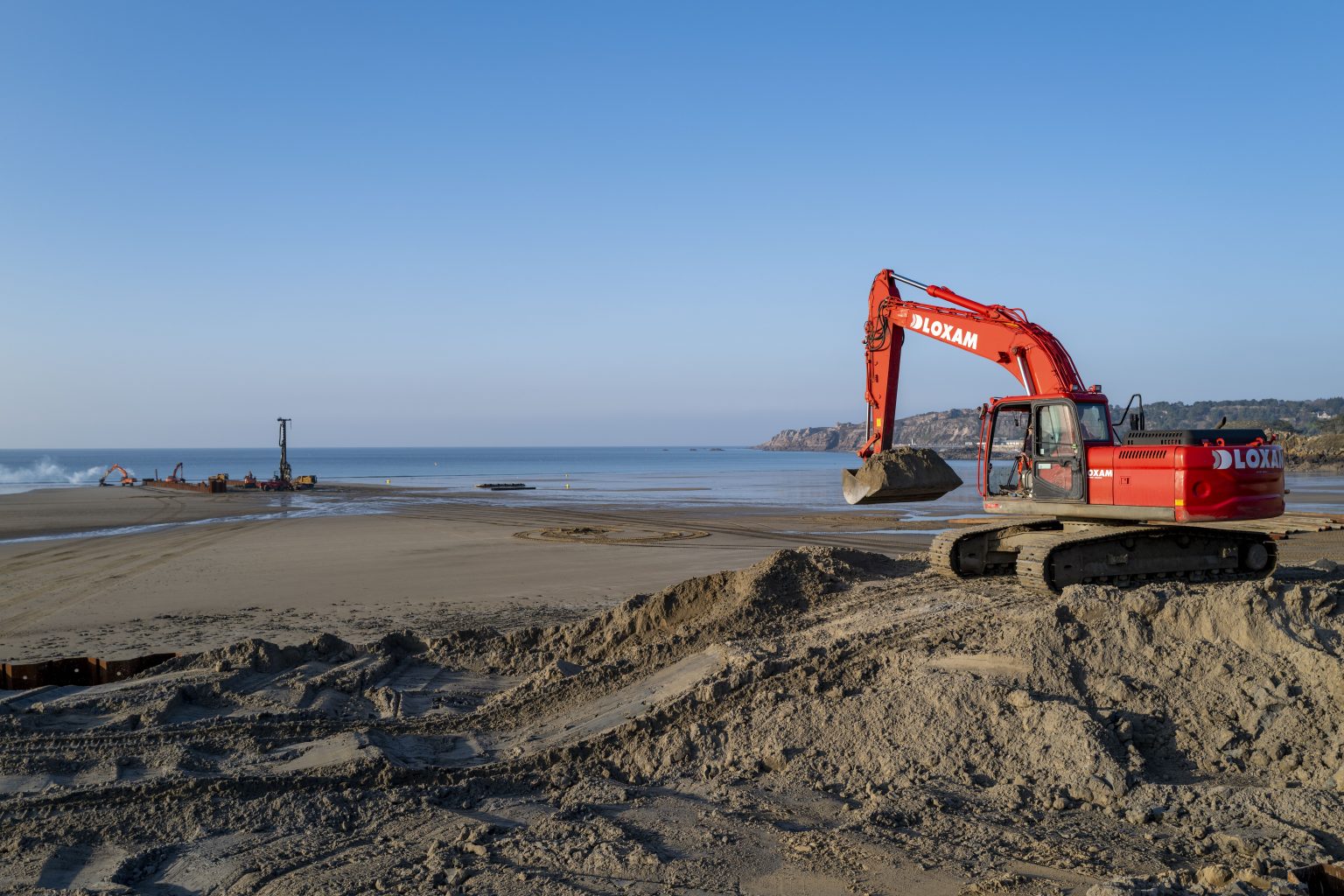 Engins de chantiers sur la plage de Caroual à Erquy dans le cadre des travaux réalisés pour implanter des éoliennes "off shore"
plage de Caroual
Erquy
Baie de Saint Brieuc
Côtes d'Armor
Bretagne
janvier 2022