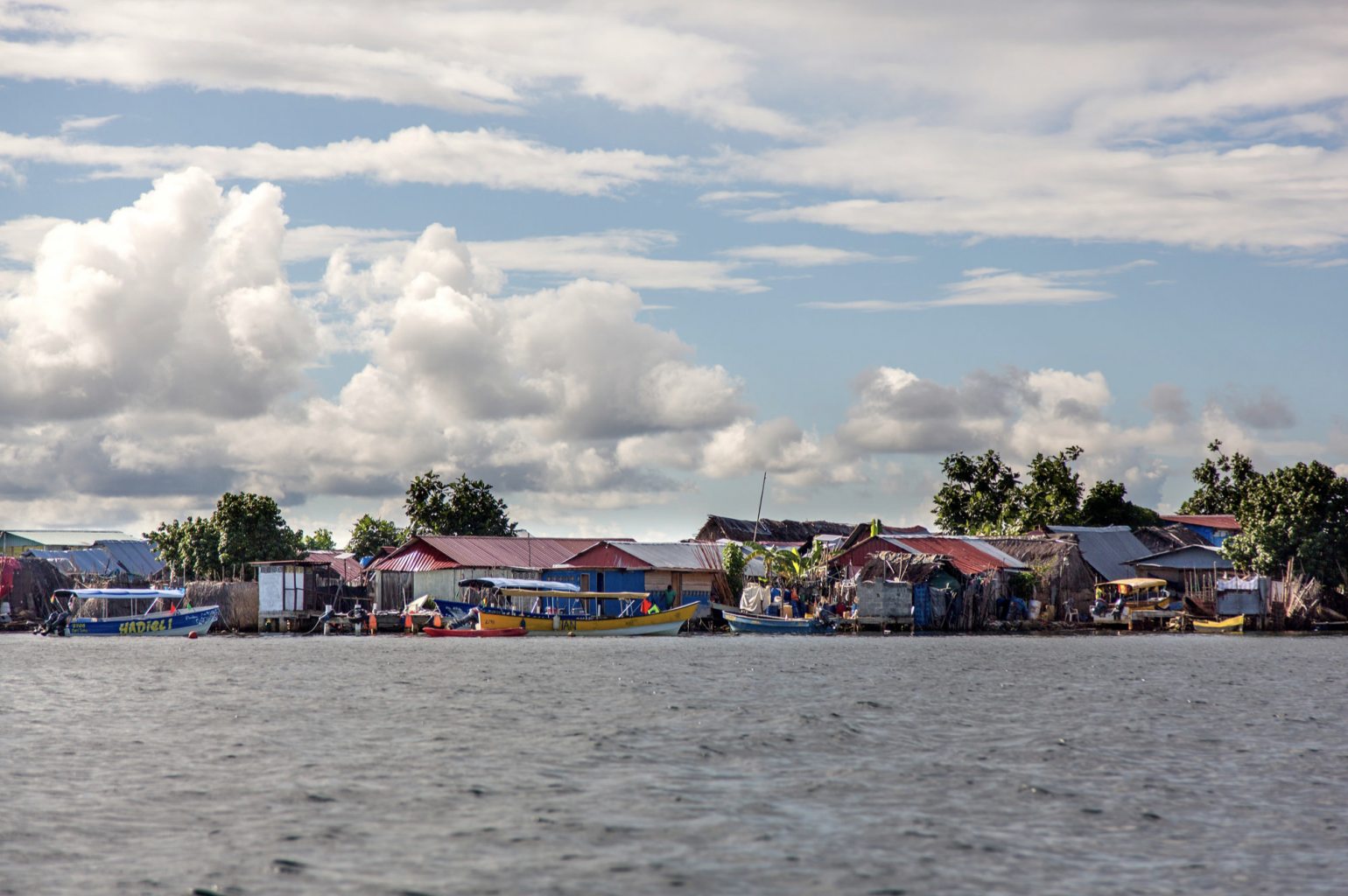 C'est la plus peuplée des îles San Blas. Il peut porter plusieurs noms : Congreja Island, Carti sugtupu, Gardi Sugdub, et près d'Islas Carti et Carti Tupile. À travers ses allées boueuses, on peux visiter une école, une église et croisé de nombreuses personnes effectuant des tâches étranges, des enfants jouant.
 
Les îles San Blas sont un groupe d'îles de l'archipel de San Blas, situé au nord-ouest de Panama face à la mer des Caraïbes. Il y a 378 îles dans l'archipel et elles sont dispersées dans une zone d'environ 100 miles carrés. Si vous quittez le Golfo de San Blas en bateau, vous entrerez dans la mer des Caraïbes. La majorité des 378 îles n'ont pas d'habitants, mais sur les plus grandes, vous trouverez les gentils indigènes connus sous le nom de Kuna. Ces personnes peuvent être trouvées sur les plus grandes îles habitées; Aguja Island, Guanidup Island, Chichimei, Yandup Island et El Porvenir. Vous vous demandez peut-être qu'est-ce que le san blas ? San Blas est un territoire autonome du Panama officiellement appelé Kuna Yala.