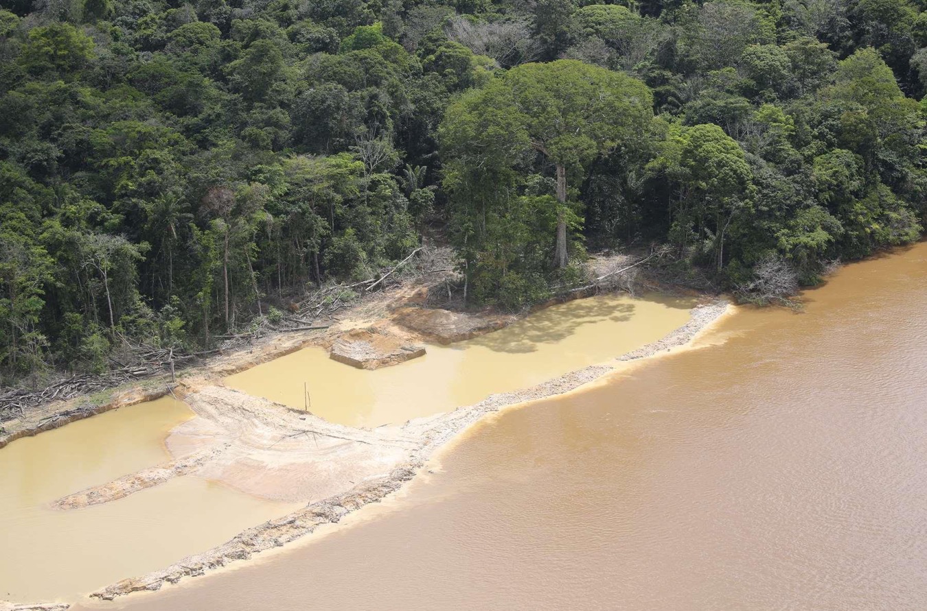 Site d'orpaillage illégal en Guyane, dans le fleuve Maroni