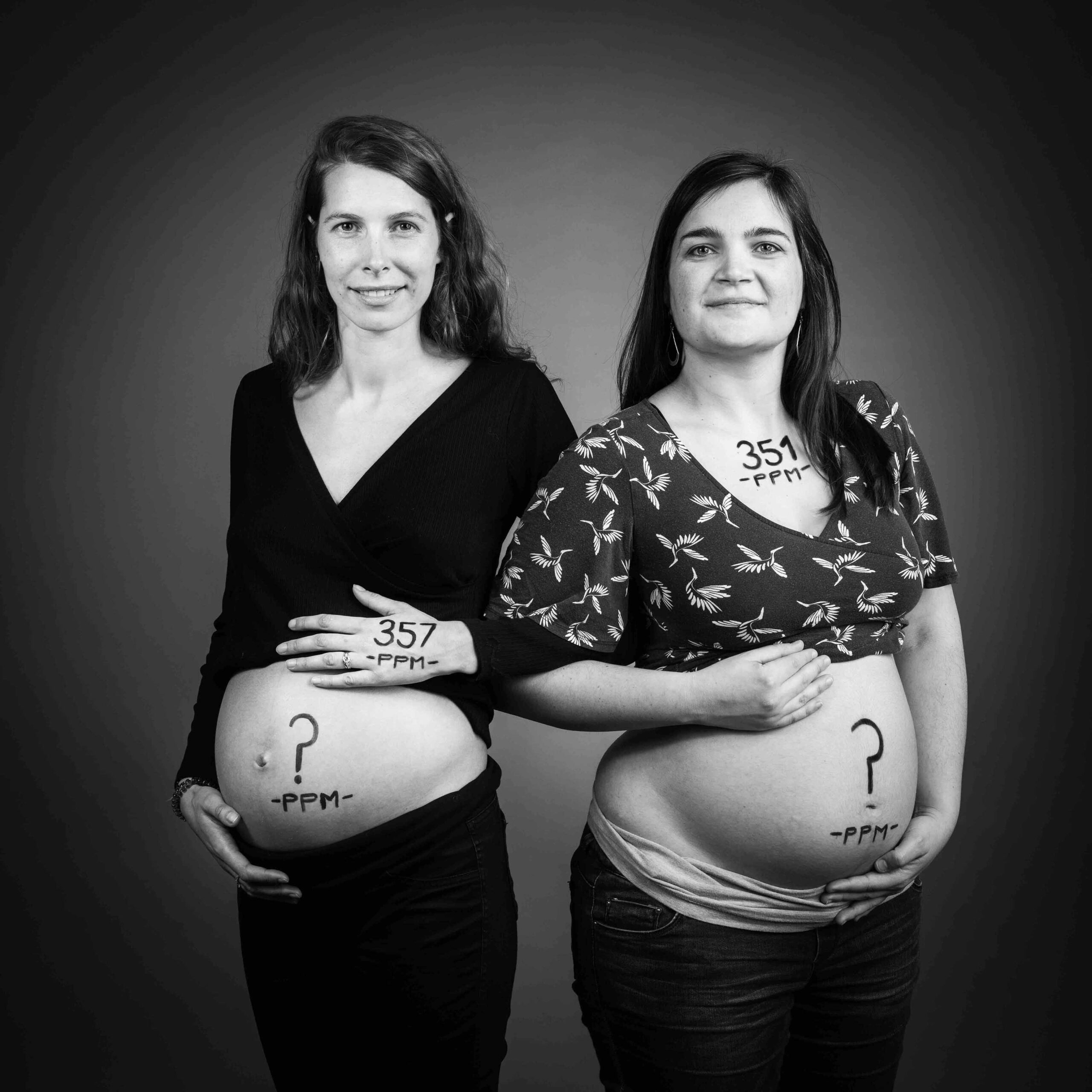 Femmes enceintes avec écrit Born in 351 PPM