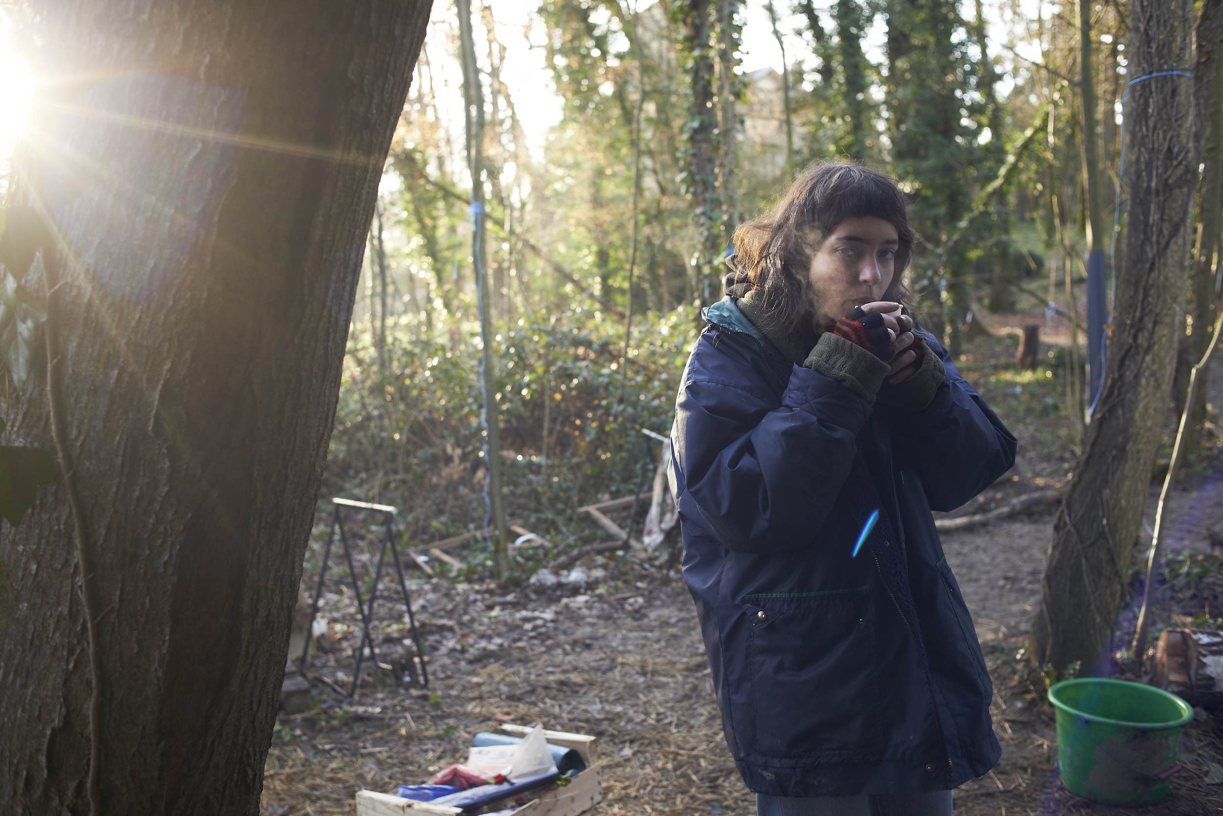 Une jeune fille boit du café dans la dernière forêt intacte de l'A69