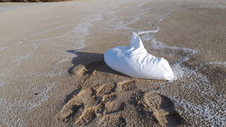 Sac de pellets en plastique échoué sur une plage espagnole