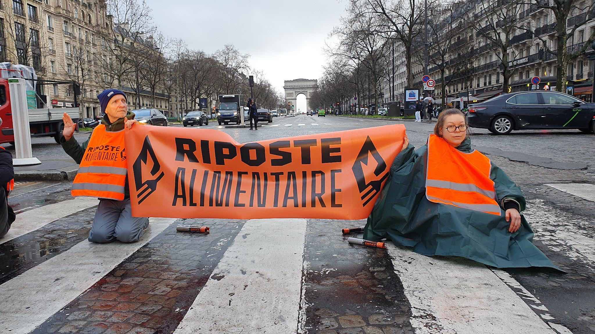 Deux activistes de Riposte Alimentaire bloquent la circulation à Porte Maillot