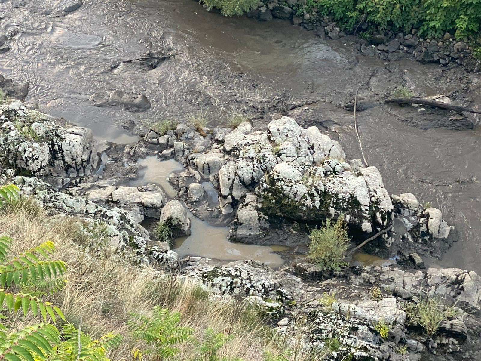 Rivière polluée en Ardèche