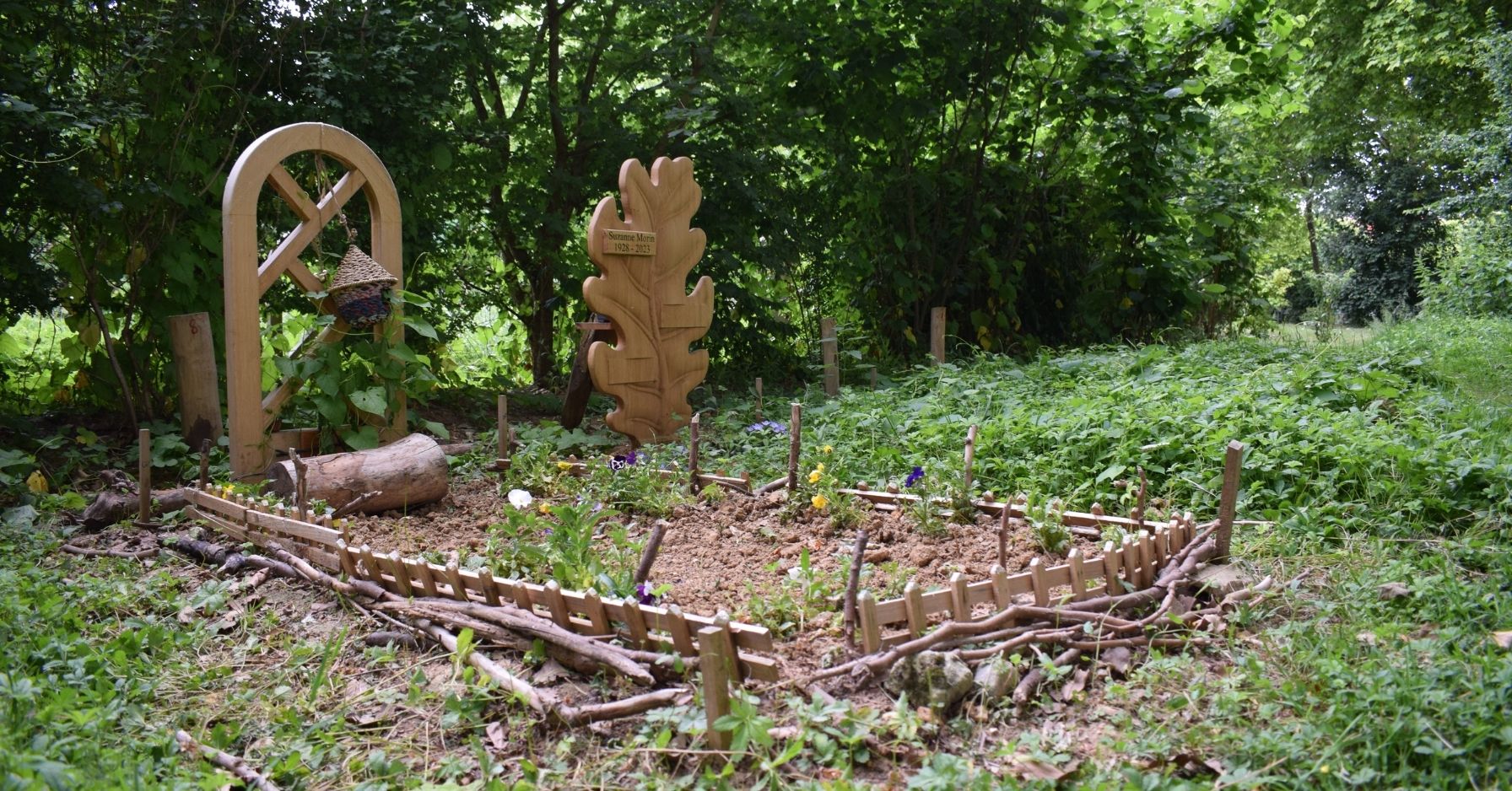 Des plantes à la place des tombes, les cimetières naturels essaiment en France	
